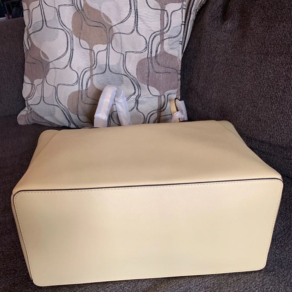 Authentic KATE SPADE Saffiano leather zip top Tote/Flower charm - Picture 14 of 14